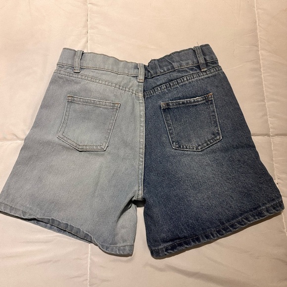Two tone Jean mom shorts ✨ - Picture 5 of 5